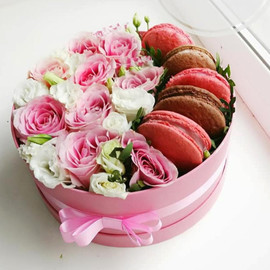 Box with roses and macaroons