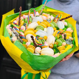 Bouquet of macaroons and marshmallows