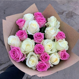 Букет из 21 розовых и белых роз в оформлении