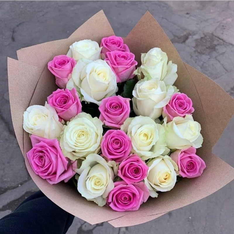 Букет из 21 розовых и белых роз в оформлении, стандартный