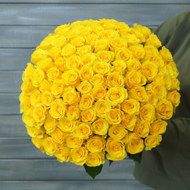 101 желтая роза с лентой (40 см)