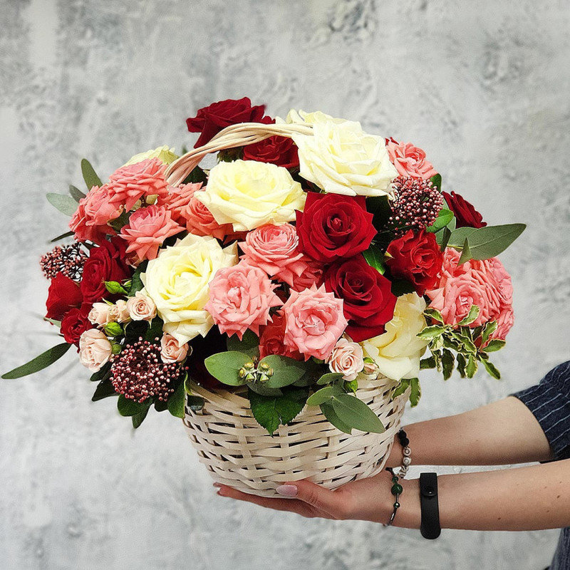 Romantic basket of roses and skimia, standart