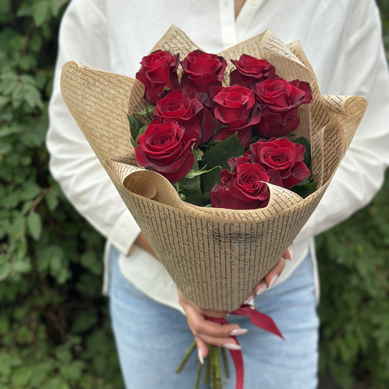 Bouquet of red roses in craft, standart