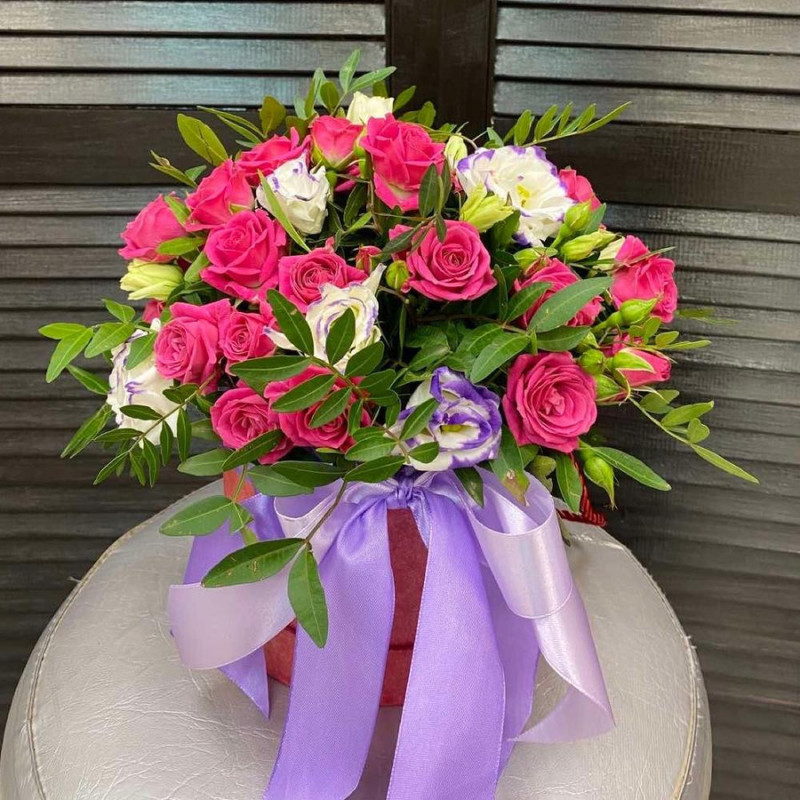 Box with spray roses and eustoma, standart