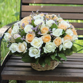 Корзина из 51 розы «Белая и персиковая роза с зеленью»