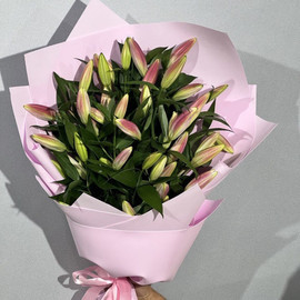 Large bouquet of lilies for mom