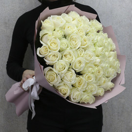 51 белая роза "Аваланч" 60 см в дизайнерской упаковке