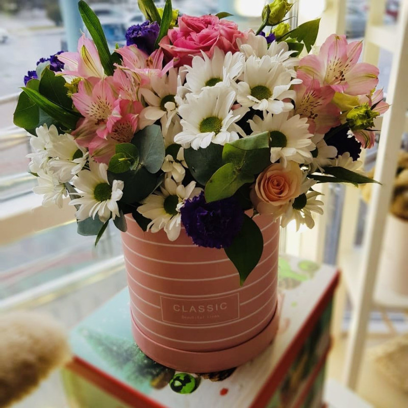 Шляпная коробка с хризантемой кустовой , альстромерией, розой, стандартный
