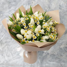 Bouquet of tulips and daisies