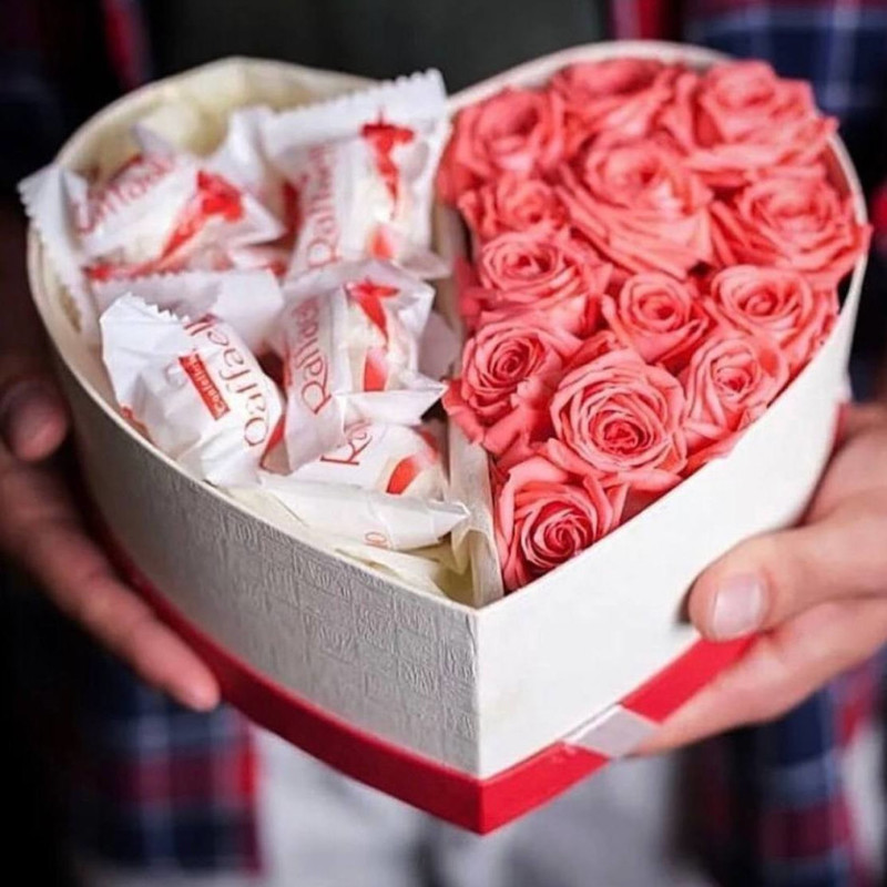 Розы с конфетами Рафаэлло в сердце, стандартный