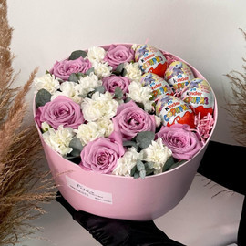 Цветы и сладости в коробке