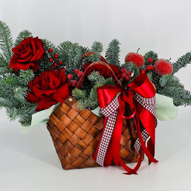 Композиция из натурального нобилиса и красных французских роз в плетёной сумочке