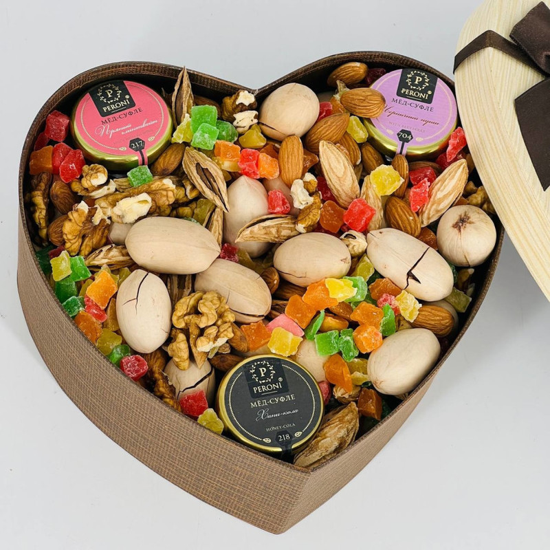 Mixed nuts in a heart box, standart
