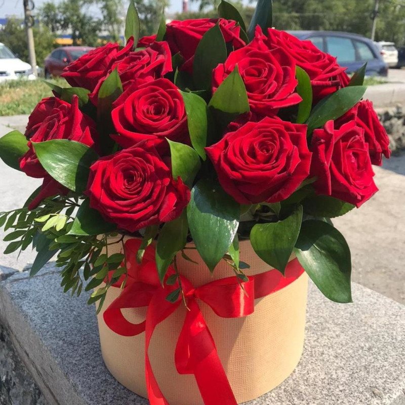 19 red roses in a box, standart