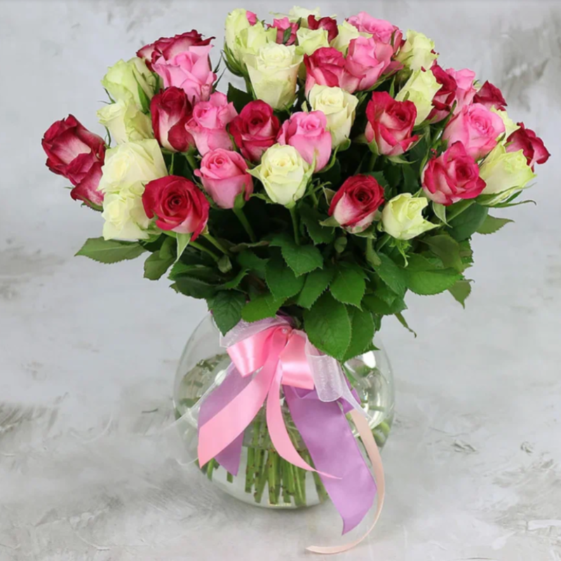 Букет из 51 белой и розовой розы 40 см, стандартный