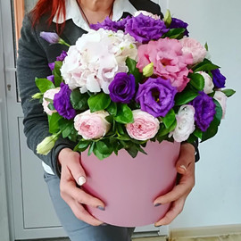 Цветы в шляпной коробке из гортензии и кустовой розы