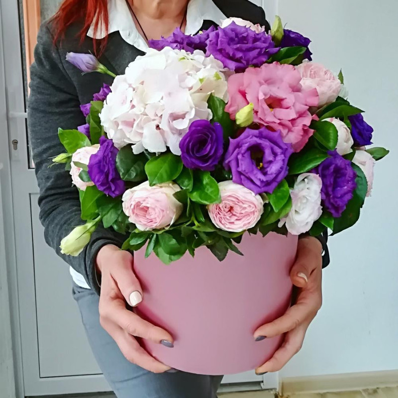 Цветы в шляпной коробке из гортензии и кустовой розы, стандартный