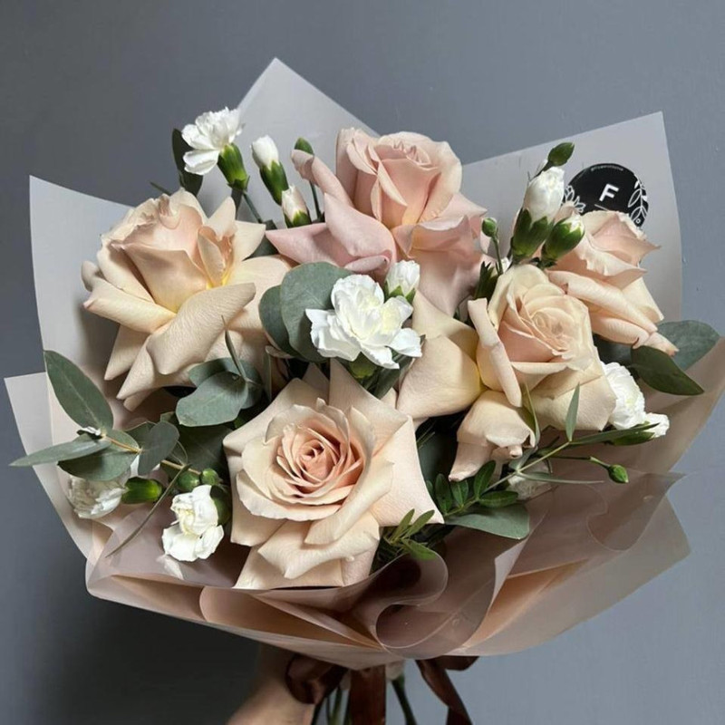 Bouquet beige with an inverted rose, standart