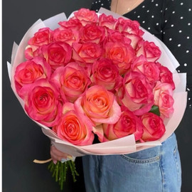 19 нежнейших Роз джумилия 60 см в дизайнерской упаковке