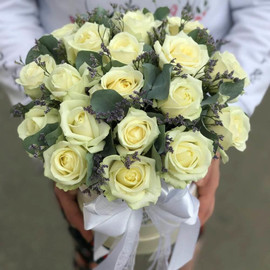 Bouquet in a hatbox 25 white roses with greenery