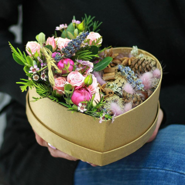 Романтичная композиция из кустовых роз с лавандой и природным декором, стандартный
