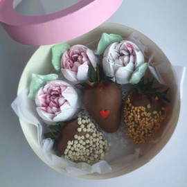 Box with strawberries and marshmallow flowers "Little Joy"