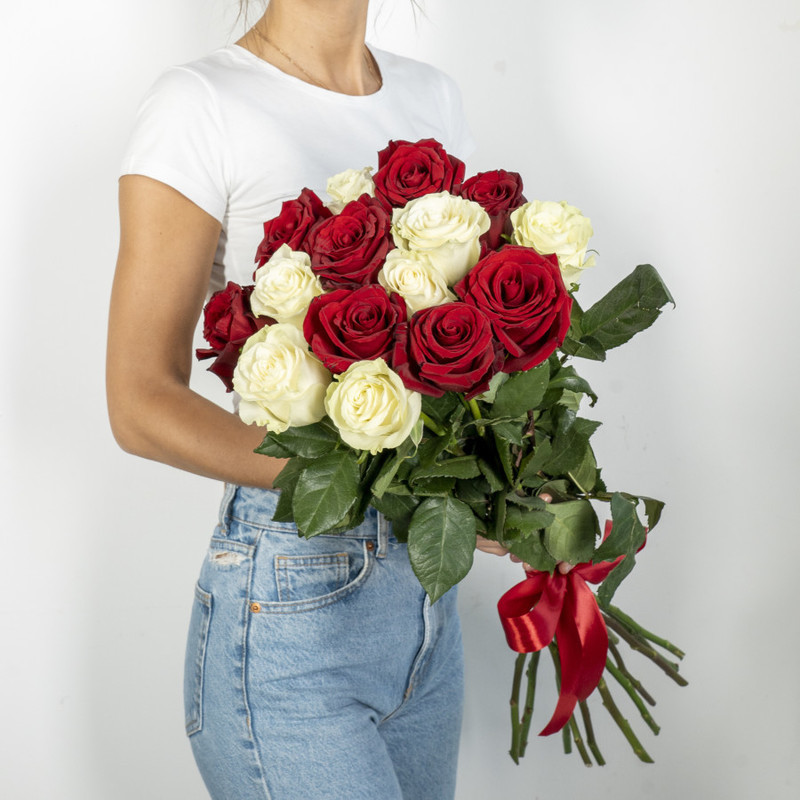 Bouquet of tall red and white roses Ecuador 15 pcs., standart