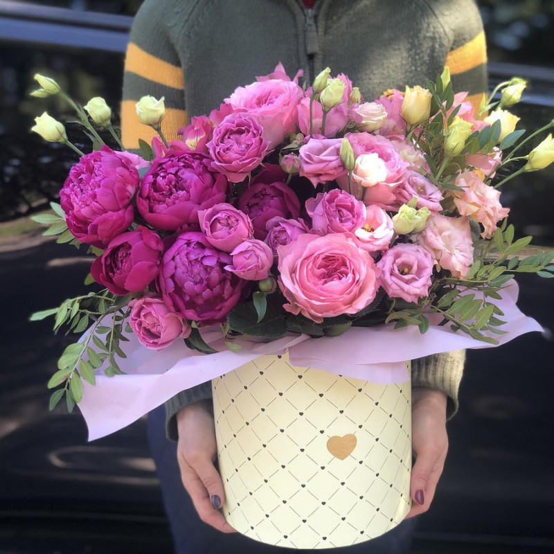 Hatbox with peonies and peony roses, standart