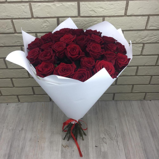 29 красных роз в белой упаковке, стандартный