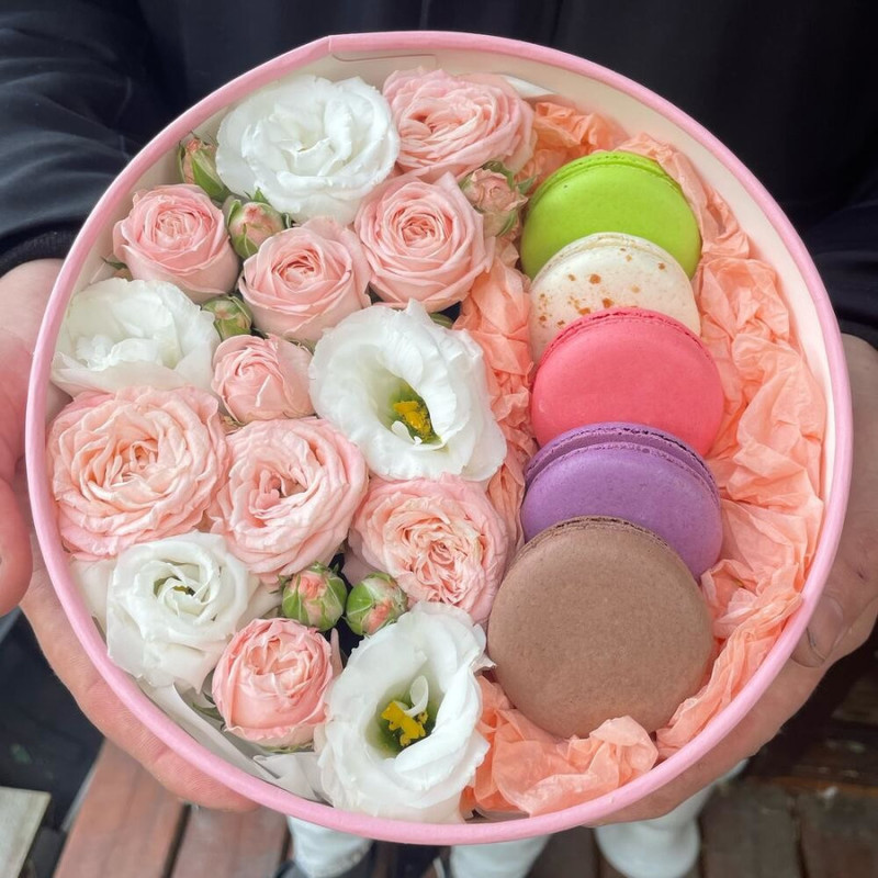 Box with macaroons and spray roses, mini