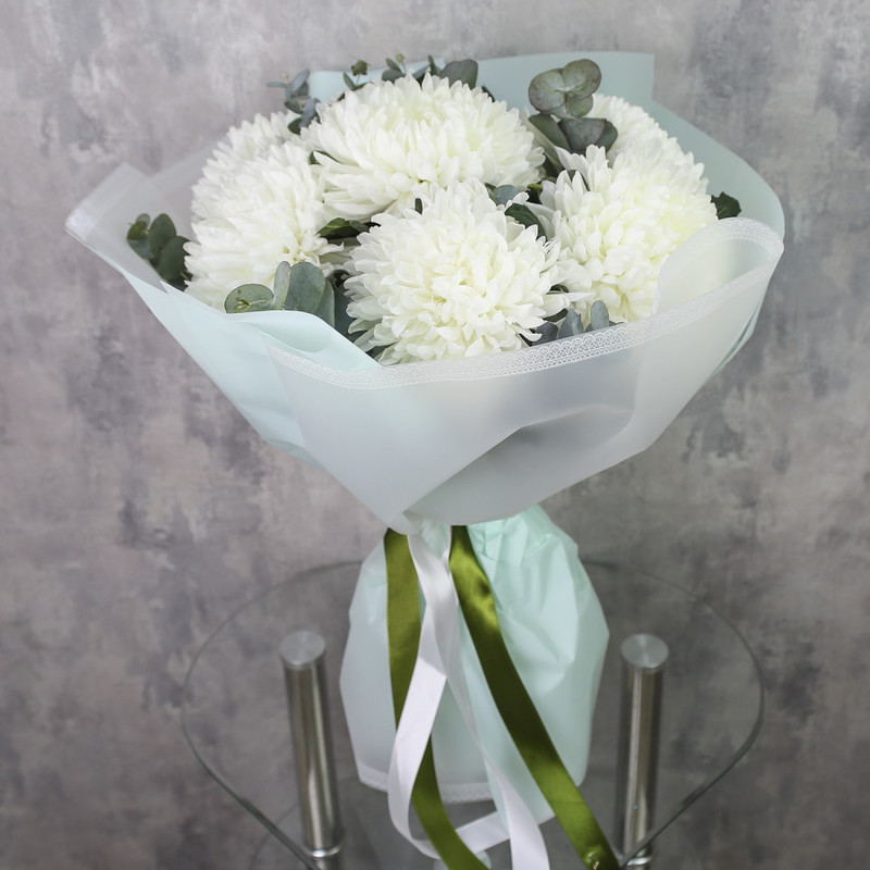 Bouquet of chrysanthemums "7 white chrysanthemums with eucalyptus" in designer packaging, standart