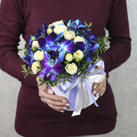 Кустовые белые розы и синие орхидеи в коробке "Аметист"