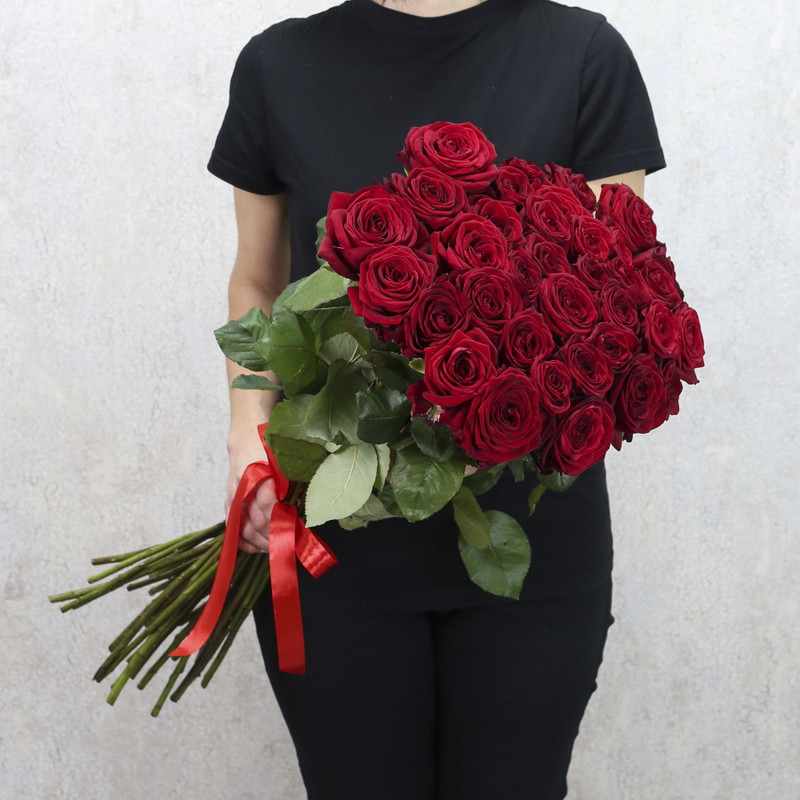 35 красных роз "Ред Наоми" 80 см, стандартный
