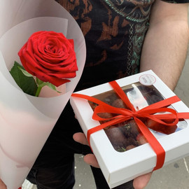 Комбо-набор Антони 9 ягод и красная роза 50 см