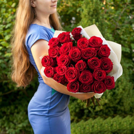 25 красных роз в оформлении
