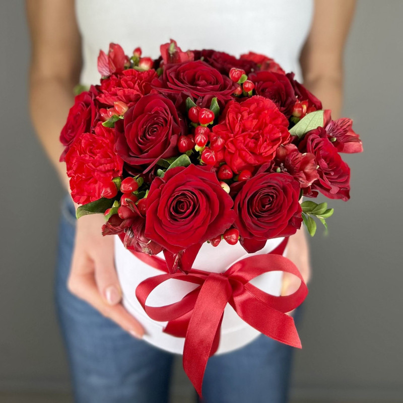 Bouquet of roses, dianthus and hypericum in a box, standart
