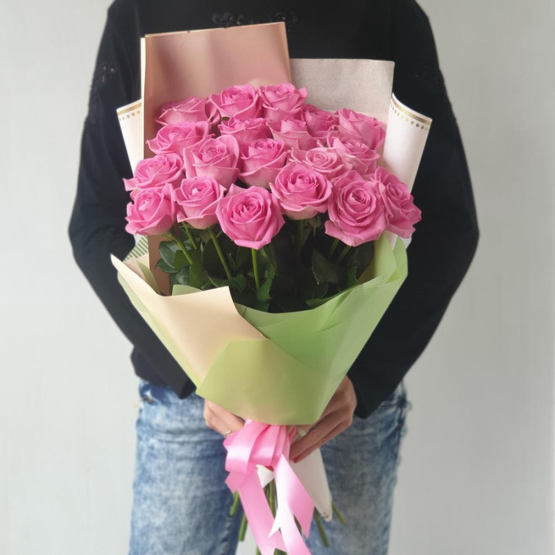 Bouquet of 21 roses in a stylish package, standart