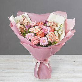 Букет из гербер, роз и хризантем в розовых тонах