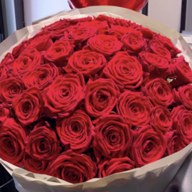 Букет из 51 красной  розы и шарик в форме сердца