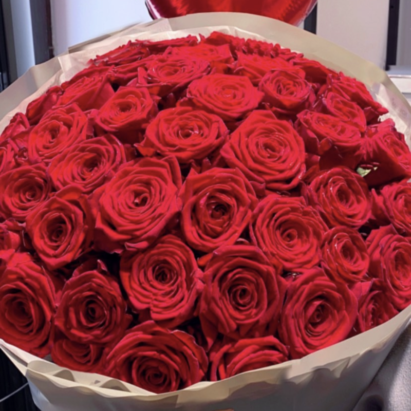 Букет из 51 красной  розы и шарик в форме сердца, стандартный