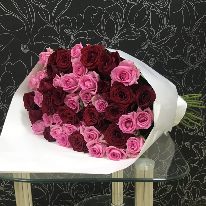Букет из 51 розы «Красные и розовые розы в белой упаковке» 60 см, стандартный