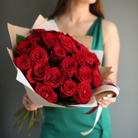 25 red long roses