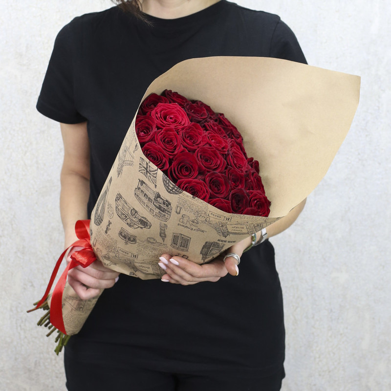 25 красных роз "Ред Наоми" 50 см в крафт бумаге, стандартный