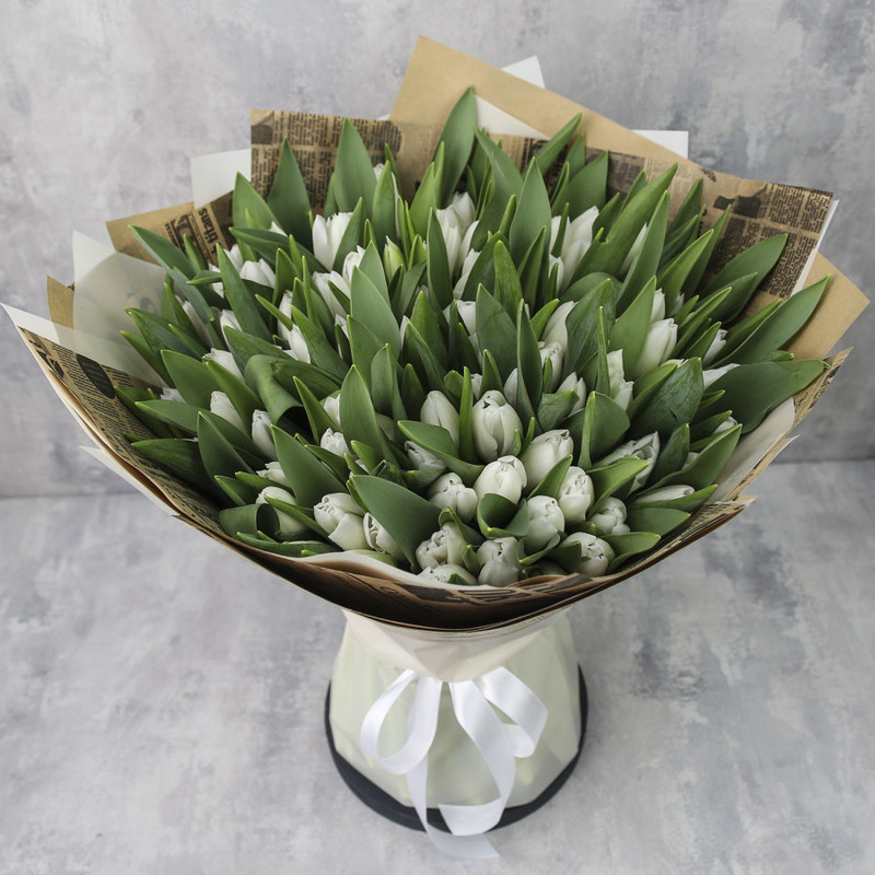 Букет из 101 тюльпана «Белые тюльпаны в упаковке», стандартный