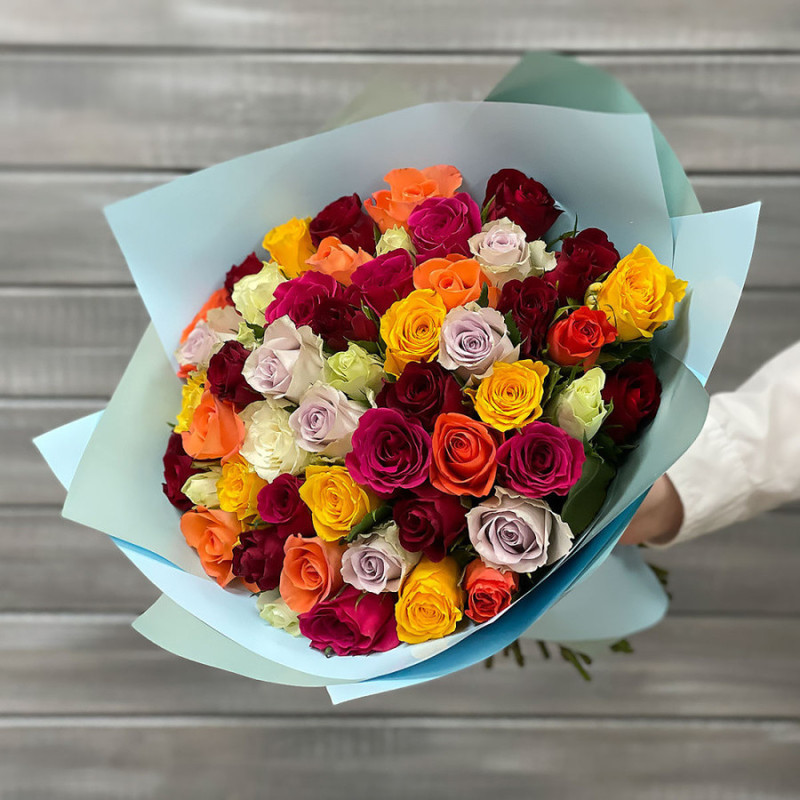 Букет из 51 разноцветных кенийских роз, стандартный