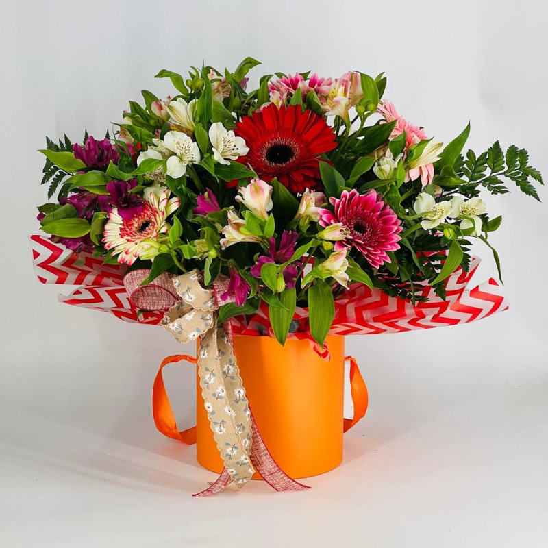 Bouquet in a hat box of gerberas and alstroemerias, standart