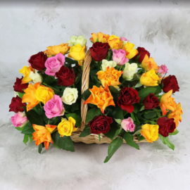 51 разноцветная роза 40 см в корзине