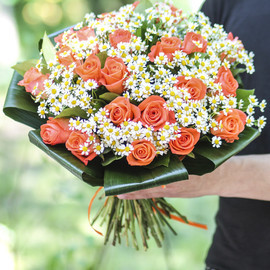 Bouquet "Daisies and coral roses"
