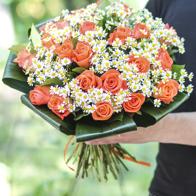 Bouquet "Daisies and coral roses", standart