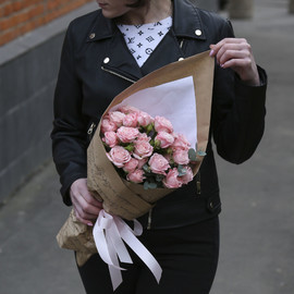 Букет цветов из 5 кустовых роз Бомбастик с эвкалиптом в крафте